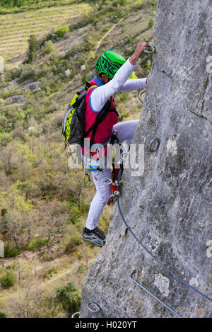 Scalatore femmina a parete di roccia, Via Ferrata de Buis Les Baronnies, Rocher du Saint-Julien, Francia, Provenza, Buis Les Baronnies Foto Stock