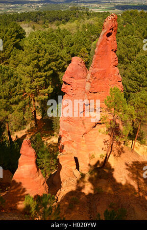 Rocce color ocra in Roussillon, Francia Provenza, Luberon, Roussillon Foto Stock