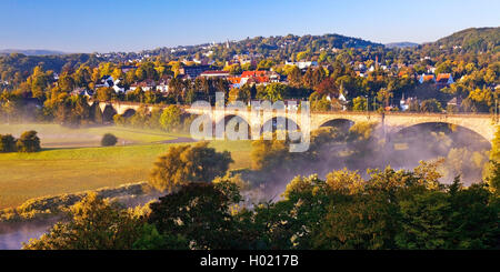 Valle della Ruhr e della Ruhr il viadotto in mattina, in Germania, in Renania settentrionale-Vestfalia, la zona della Ruhr, Witten Foto Stock