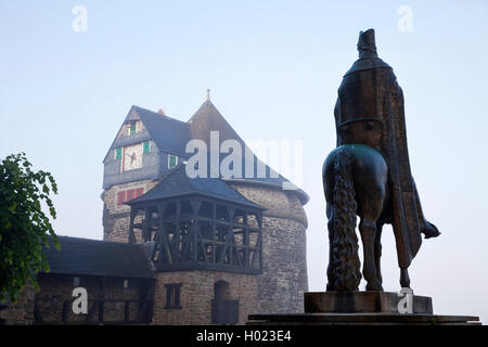 Batteria torre del castello Burg con rider statua dell arcivescovo Engelbert II, in Germania, in Renania settentrionale-Vestfalia, Bergisches Land, Solingen Foto Stock