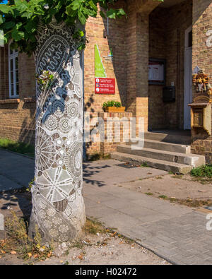 Casella postale per lettere di Natale e sorprendente crochet bombardamenti di filato attorno ad un tronco di albero in Himmelpfort, Brandeburgo, Germania Foto Stock