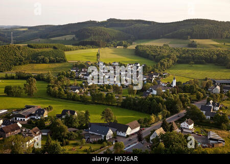 Vista aerea di Eslohe, distretto Bremke, in Germania, in Renania settentrionale-Vestfalia, Sauerland, Eslohe Foto Stock