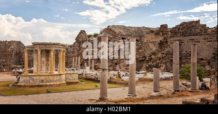 Immagine dell'agorà commerciale (mercato) e anfiteatro antica architettura. Lato, Turchia. Foto Stock