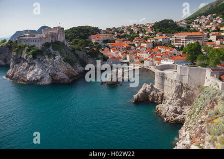 DUBROVNIK, Croazia - 26 Maggio 2014: vista sulla fortezza Lovrijenac, città e le mura della città. Lovrijenac è noto come Dubrovnik di Gibilterra una Foto Stock