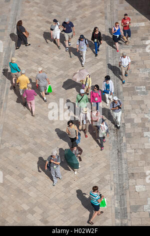 DUBROVNIK, Croazia - 26 Maggio 2014: vista aerea dalle mura della città vecchia di turisti a piedi su Stradun, lunga 300 metri area pedonale principale Foto Stock