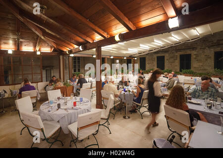 DUBROVNIK, Croazia - 27 Maggio 2014: cameriera che serve gli ospiti presso il ristorante La Terrazza. Dubrovnik ha molti ristoranti che offrono t Foto Stock