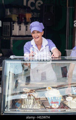 DUBROVNIK, Croazia - 26 Maggio 2014: sorridente giovane cameriera alla gelateria su strada principale Stradun. Foto Stock