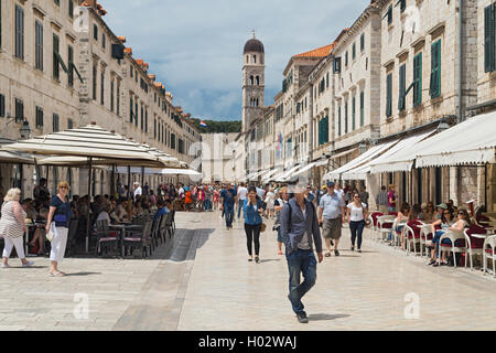 DUBROVNIK, Croazia - 27 Maggio 2014: turisti camminando sul Stradun. Stradun è lunga 300 metri strada pedonale principale di Dubrovnik. Foto Stock