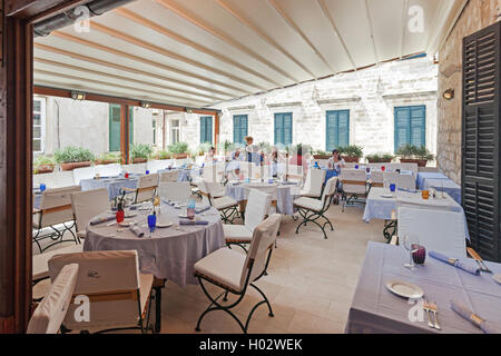 DUBROVNIK, Croazia - 27 Maggio 2014: cameriera che serve gli ospiti presso il ristorante La Terrazza. Dubrovnik ha molti ristoranti che offrono t Foto Stock