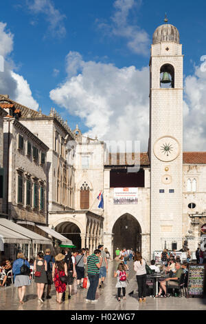 DUBROVNIK, Croazia - 28 Maggio 2014: turisti camminando sul Stradun. Stradun è lunga 300 metri strada pedonale principale di Dubrovnik. Foto Stock