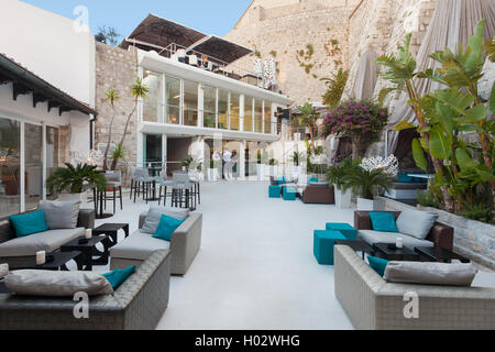 DUBROVNIK, Croazia - 28 Maggio 2014: la terrazza del ristorante di 360 gradi sul vecchio muro. Foto Stock