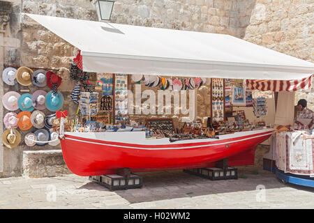 DUBROVNIK, Croazia - 27 Maggio 2014: Souvenir street stand a forma di vecchia barca rossa. Foto Stock