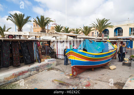 MARSAXLOKK, Malta - 11 gennaio 2015: Luzzu, occhio tradizionale barca al mercato di Marsaxlokk, uno dei luoghi principali caratteristiche especial Foto Stock