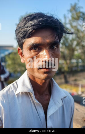 MUMBAI, India - 08 gennaio 2015: Non identificato uomo indiano in posa sulle strade di Mumbai on gennaio 08, 2015 a Mumbai. Foto Stock