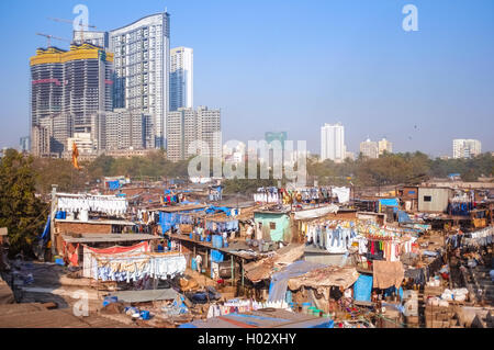 MUMBAI, India - 08 gennaio 2015: Vista di skyscrapper essendo costruito vicino a Dhobi ghat. Foto Stock