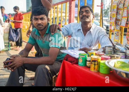 MUMBAI, India - 08 gennaio 2015: fornitori indiani che pongono in attesa per i clienti. Foto Stock