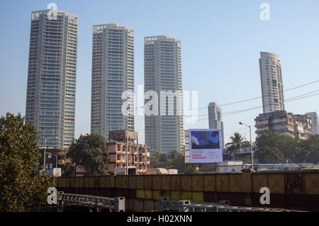 MUMBAI, India - 08 gennaio 2015: Vista di skyscrappers nelle strade di Mumbai. Foto Stock