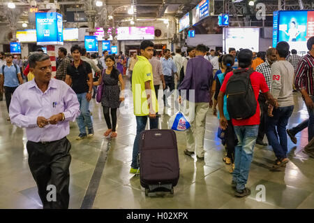 MUMBAI, India - 10 gennaio 2015: folla sul Chhatrapati Shivaji Terminus Foto Stock