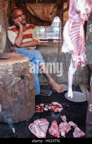 MUMBAI, India - 12 gennaio 2015: uomo indiano parlando al telefono in una macelleria Foto Stock