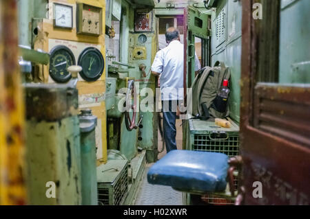 MUMBAI, India - 10 gennaio 2015: treno indiano driver su Chhatrapati Shivaji Terminus. Foto Stock