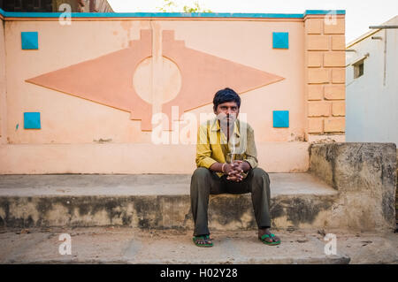 KAMALAPURAM, India - 02 febbraio 2015: indiano singolo uomo seduto in street ina atown vicino a Hampi Foto Stock