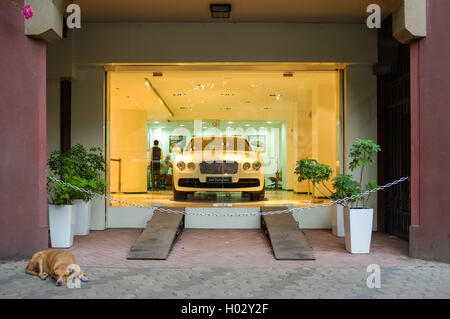 MUMBAI, India - 10 gennaio 2015: cane dorme infront di Bentley shop Foto Stock