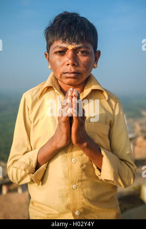 KAMALAPURAM, India - 03 febbraio: pellegrino indiano con le mani in posizione di preghiera sulla collina Foto Stock