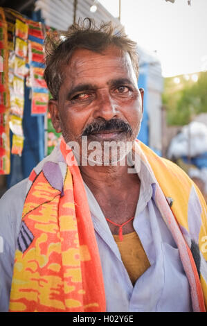 KAMALAPURAM, India - 02 febbraio 2015: Indiano uomo prima di fare il bagno in una cittadina vicino a Hampi Foto Stock