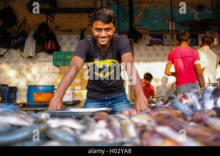 MUMBAI, India - 08 gennaio 2015: lavoratore su un mercato del pesce in posa in attesa per i clienti. Foto Stock