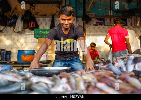 MUMBAI, India - 08 gennaio 2015: lavoratore su un mercato del pesce in posa in attesa per i clienti. Foto Stock