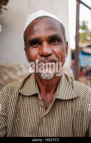 KAMALAPURAM, India - 02 febbraio 2015: di mezza età uomo indiano con un cappuccio religiosa Foto Stock