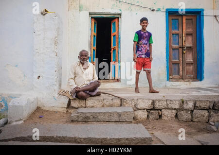 KAMALAPURAM, India - 02 febbraio 2015: indiano padre e figlio fuori casa Foto Stock