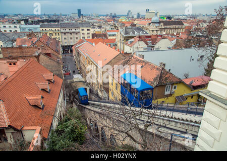 Zagabria, Croazia - 12 Marzo 2015: Il vecchio Zagreb funicolare che porta i passeggeri dalla parte inferiore alla parte superiore di Zagabria mai Foto Stock