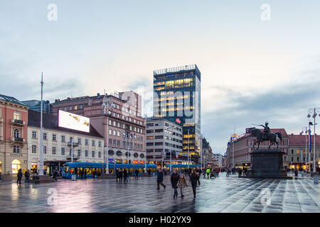 Zagabria, Croazia - 11 Marzo 2015: piazza principale di Zagabria con Ban Josip Jelacic statua e degli edifici circostanti su una serata bagnata. Foto Stock