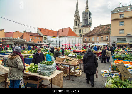 Zagabria, Croazia - 12 Marzo 2015: mercato Dolac pieno di frutta e verdura con una vista della cattedrale di Zagabria. Foto Stock