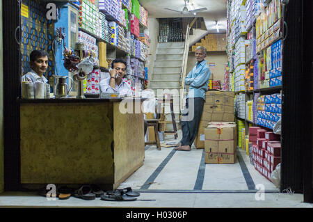 JODHPUR, India - 16 febbraio 2015: tre uomini indiano in negozio tessile. Foto Stock