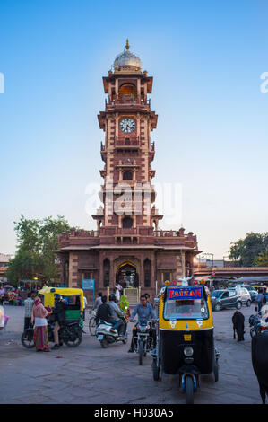 JODHPUR, India - 11 febbraio 2015: Ghanta Ghar noto anche come torre dell orologio, sul mercato Sardar con traffico. Foto Stock