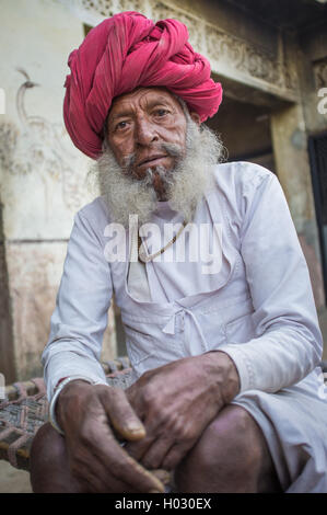 Regione GODWAR, India - 12 febbraio 2015: Anziani Rabari tribesman con il tradizionale turbante, vestiti e barba lunga. Rabari o REW Foto Stock