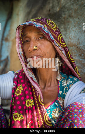 Regione GODWAR, India - 13 febbraio 2015: Rabari tribeswoman in sari decorati con le tradizionali superiore braccio di braccialetti e jewerelly Foto Stock