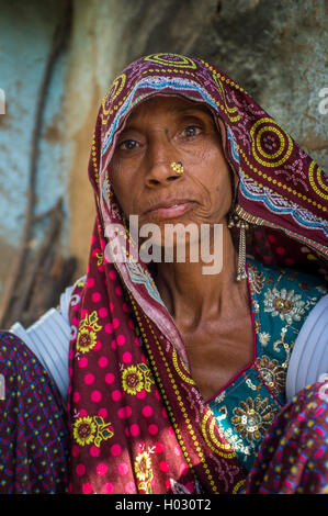 Regione GODWAR, India - 13 febbraio 2015: Rabari tribeswoman in sari decorati con le tradizionali superiore braccio di braccialetti e jewerelly Foto Stock