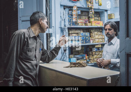 JODHPUR, India - 16 febbraio 2015: fornitore indiano gutka vende al cliente. Gutka ha effetto stimolante moderato ed è consumata dal cus Foto Stock