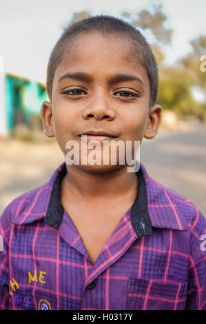 HAMPI, India - 31 gennaio 2015: ragazzo indiano con espressione orgogliosa Foto Stock