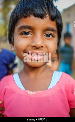 HAMPI, India - 31 gennaio 2015: ragazza indiana in maglia rosa Foto Stock