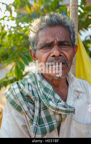 HAMPI, India - 31 gennaio 2015: Anziani uomo indiano con sciarpa controllati Foto Stock