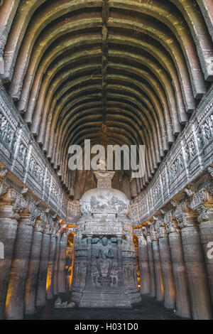 AJANTA, India - 14 gennaio 2015: Chaitya-griha o sala da preghiera in cave 26. Parte di 29 rock-cut monumenti buddisti nelle grotte di Ajanta Foto Stock