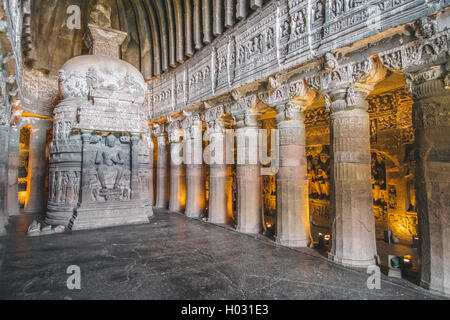 AJANTA, India - 14 gennaio 2015: Chaitya-griha o sala da preghiera in cave 26. Parte di 29 rock-cut monumenti buddisti nelle grotte di Ajanta Foto Stock