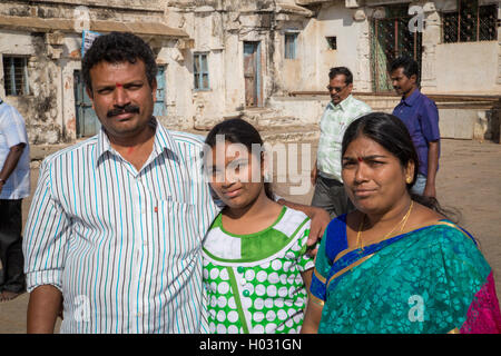 HAMPI, India - 28 gennaio 2015: padre, madre e figlia che visita la città vecchia come turisti. Foto Stock