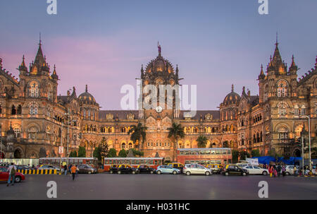 MUMBAI, India - 17 gennaio 2015: Chhatrapati Shivaji Terminus al tramonto. Essa serve come sede del Centro di ferrovie. Foto Stock