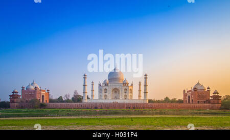 Panorama del Taj Mahal dal lato nord attraverso il fiume Yamuna al tramonto. Foto Stock