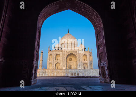 Vista del Taj Mahal dall'interno Mihman Khana. Il lato est del Taj attraverso arch Foto Stock